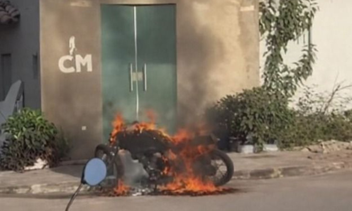 Mulher é presa suspeita de incendiar motocicleta e danificar salão de beleza após crise de ciúmes