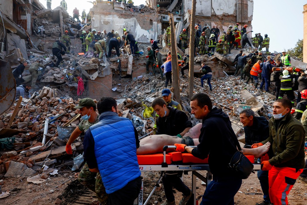 Trabalhos de resgate em edifício residencial em Pryluky, em Chernigov, na Ucrânia, atingido por ataque aéreo russo em 7 de outubro de 2026. — Foto: REUTERS/Valentyn Ogirenko