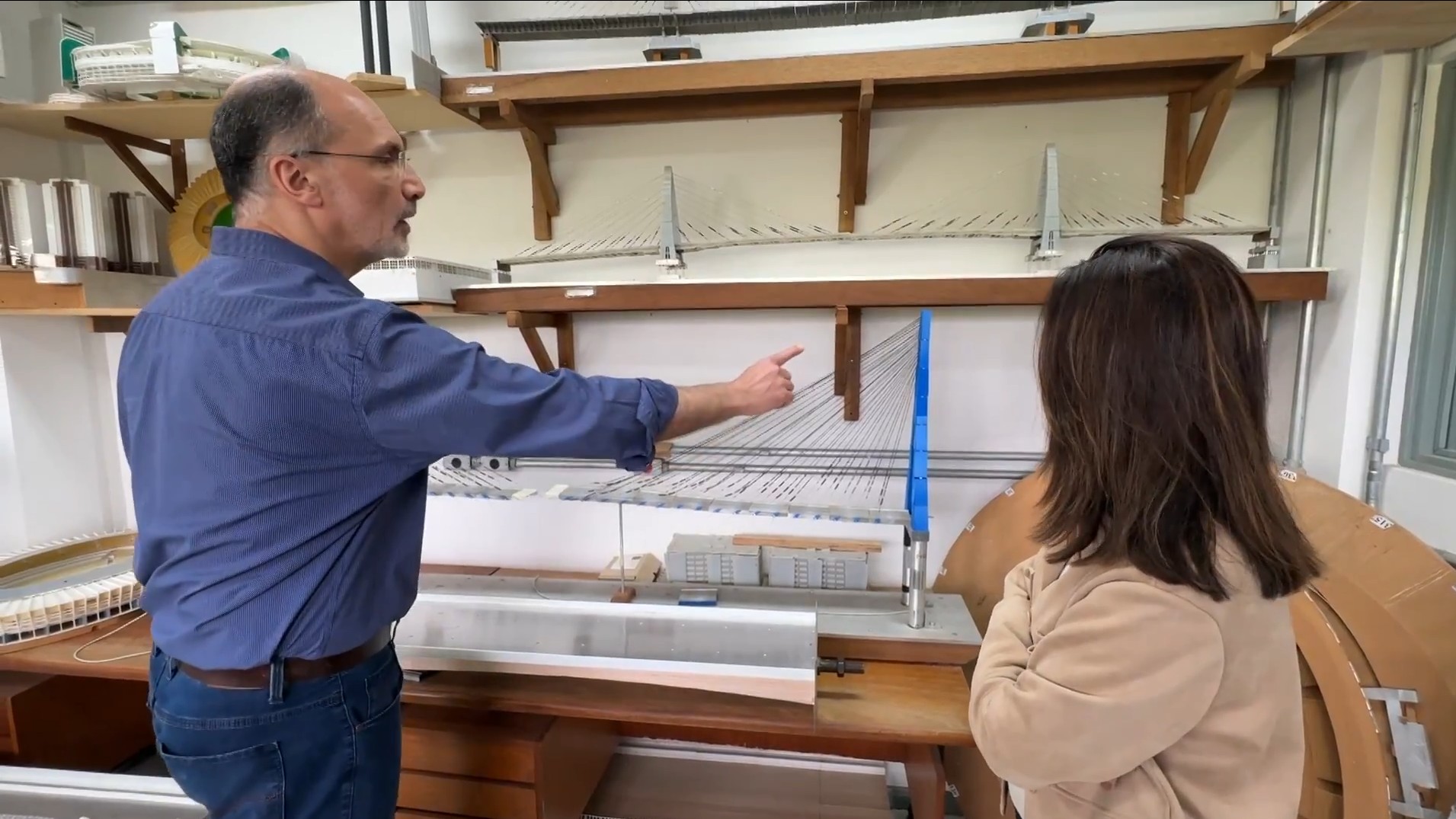 Como pesquisadores simulam ‘mini-tornados’ para estudar o efeito do vento em cidades brasileiras
