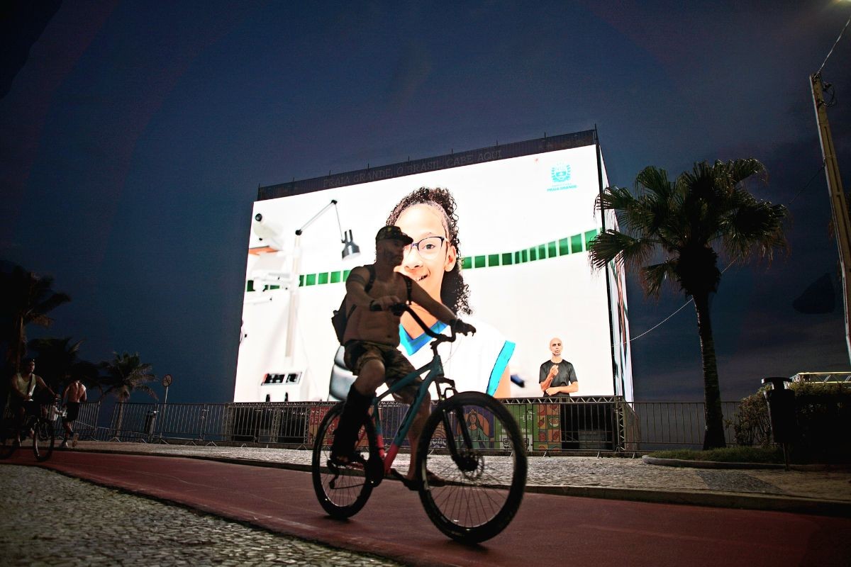 Cubos de LED gigantes exibem filmes e shows de graça na orla de Praia Grande