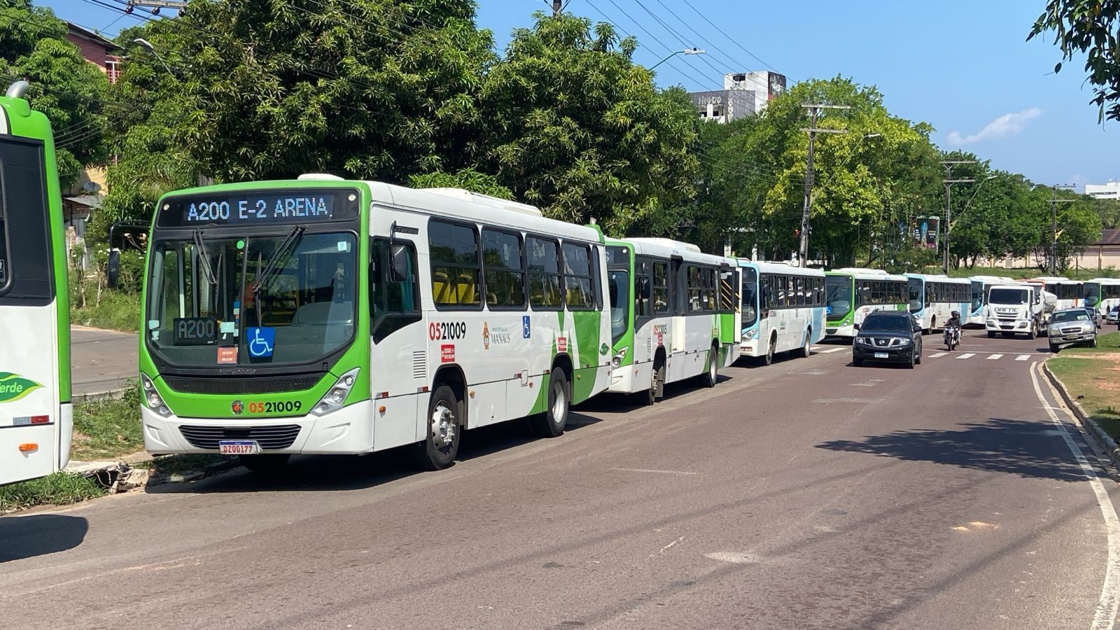 Rodoviários recolhem ônibus por falta de pagamento e paralisam transporte coletivo em Manaus