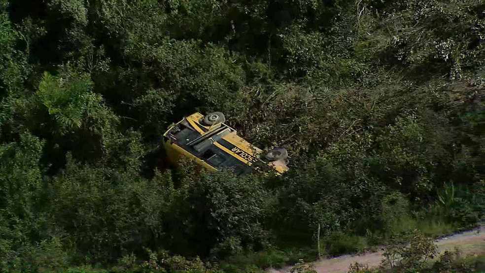 Ônibus escolar envolvido em acidente na zona rural de Chã Grande, Pernambuco — Foto: Reprodução/TV Globo