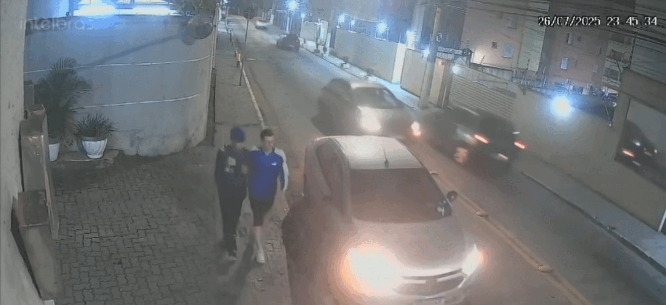 Em 30 segundos, ladrões arrancam passageiros e motorista de carro de aplicativo, roubam bolsas e fogem com o veículo