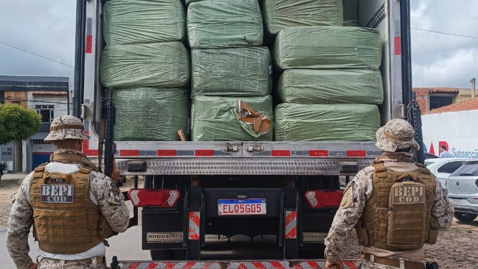 Caminhão é apreendido em Viçosa do Ceará com carga  de mercadorias importadas da China sem nota fiscal. — Foto: SSPDS/ Divulgação