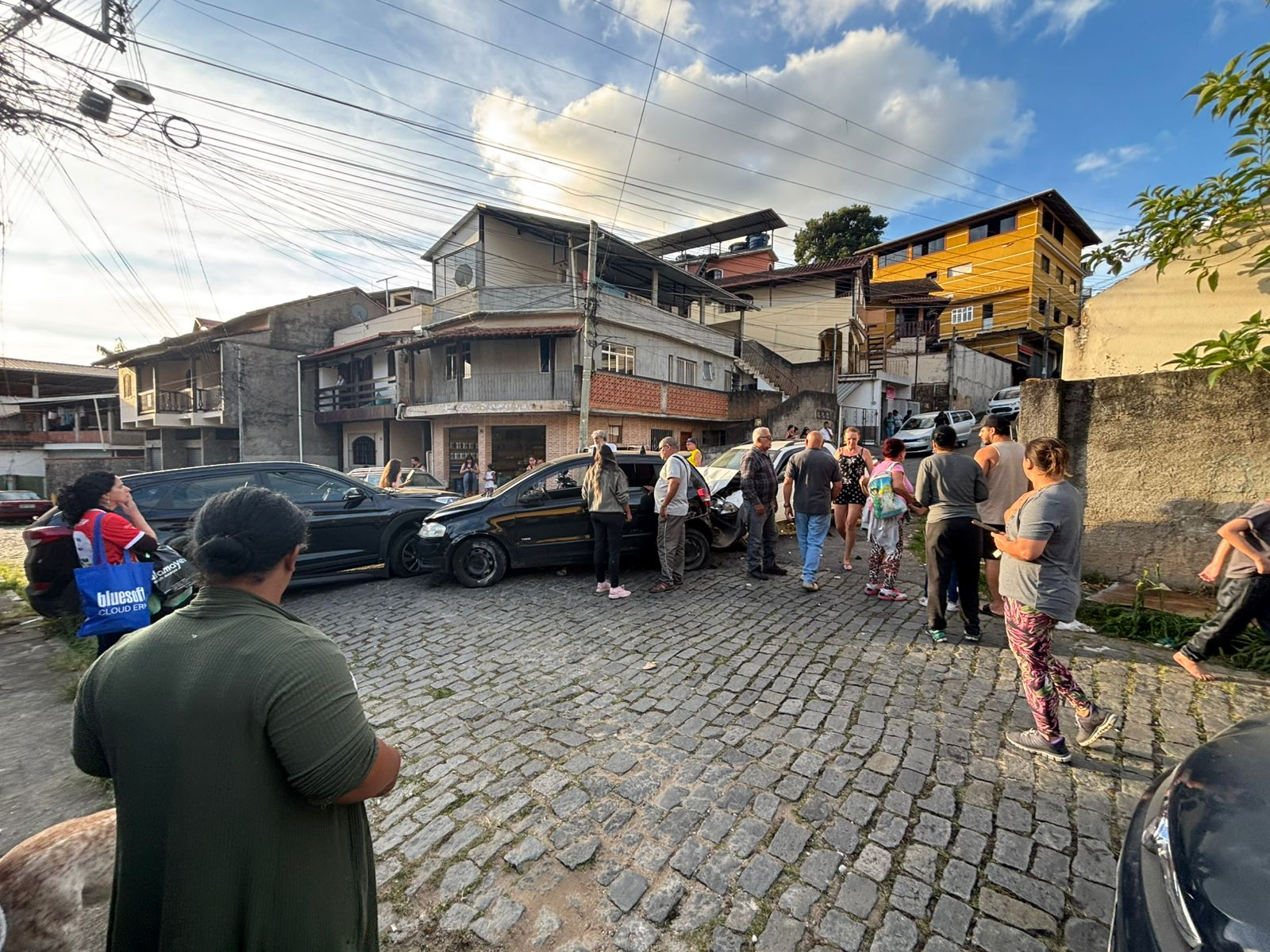 Carro desgovernado atinge duas crianças e adolescente em Nova Friburgo, no RJ