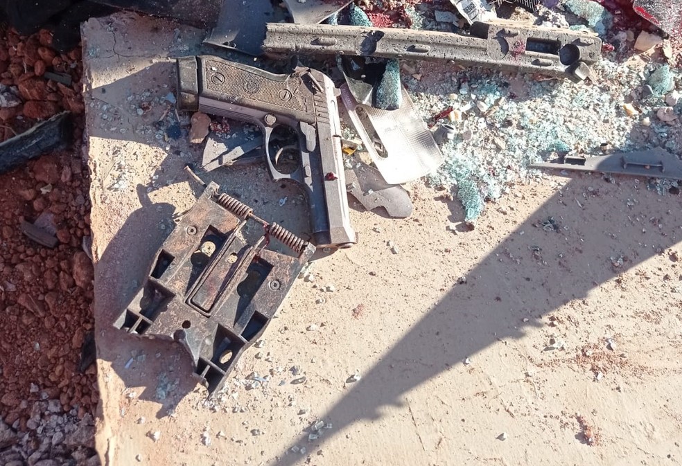 Arma foi encontrada nos destroços do carro — Foto: Bombeiros/Divulgação