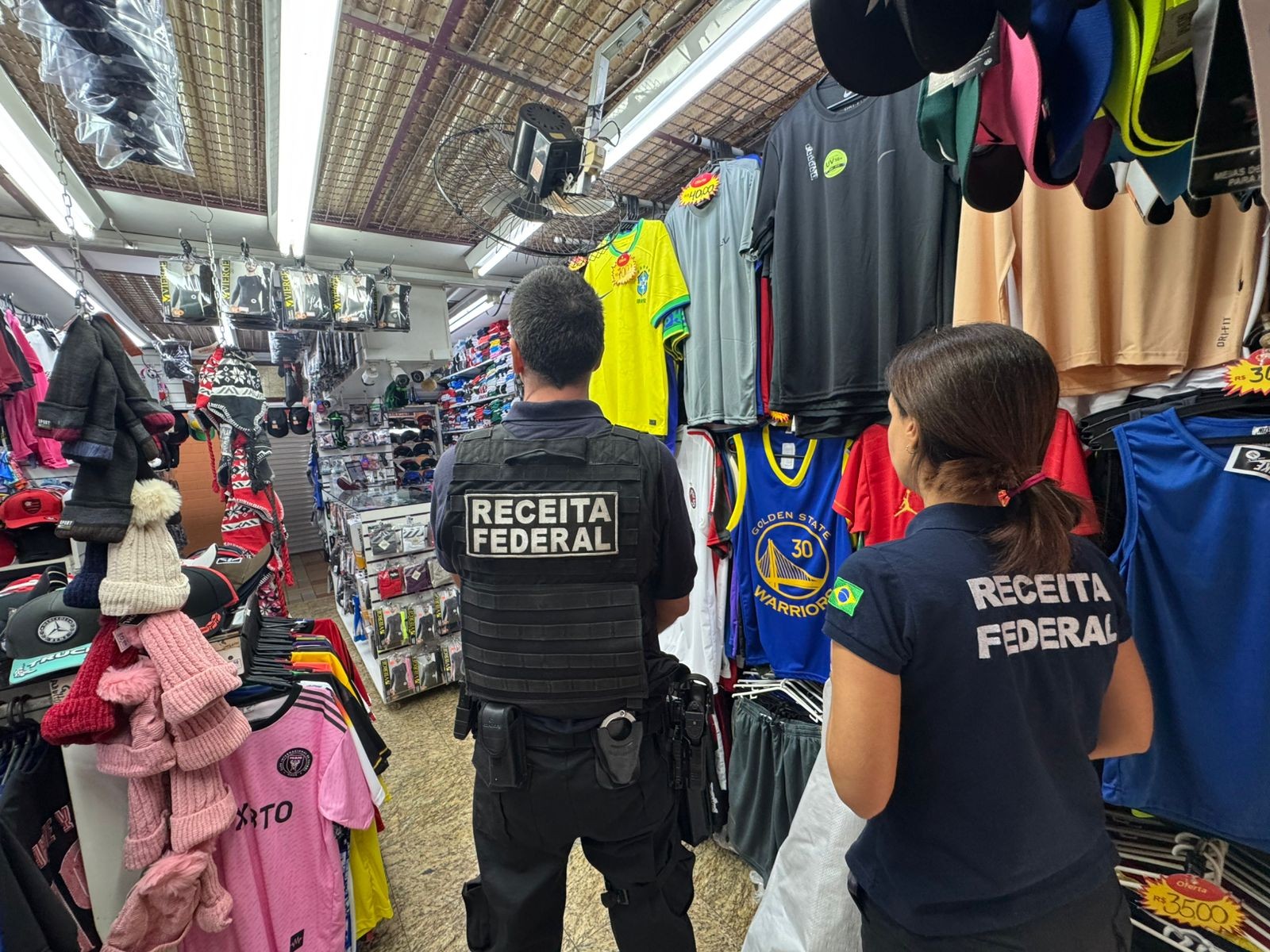 Operação da Receita Federal combate venda de produtos falsificados em centro comercial no Santuário Nacional de Aparecida