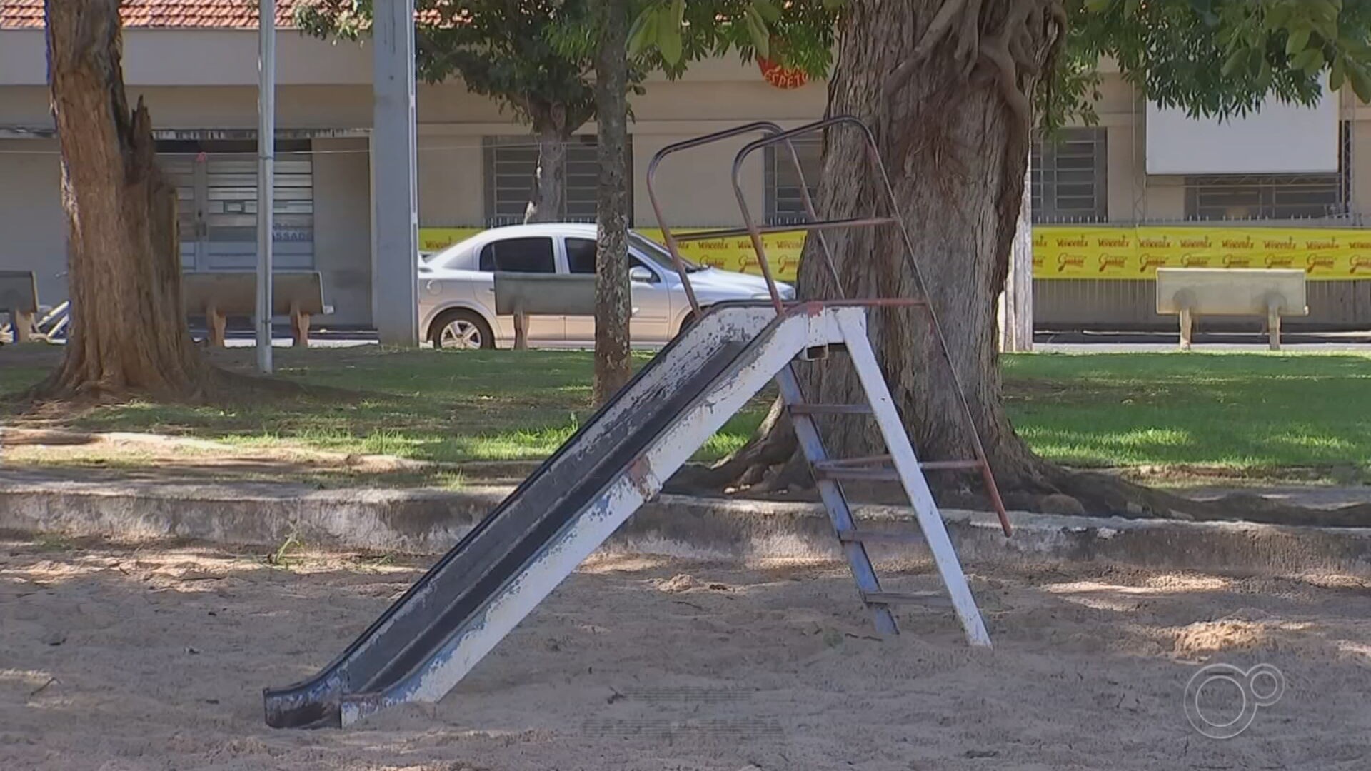 Brinquedos quebrados em praças de Araçatuba preocupam pais durante férias escolares