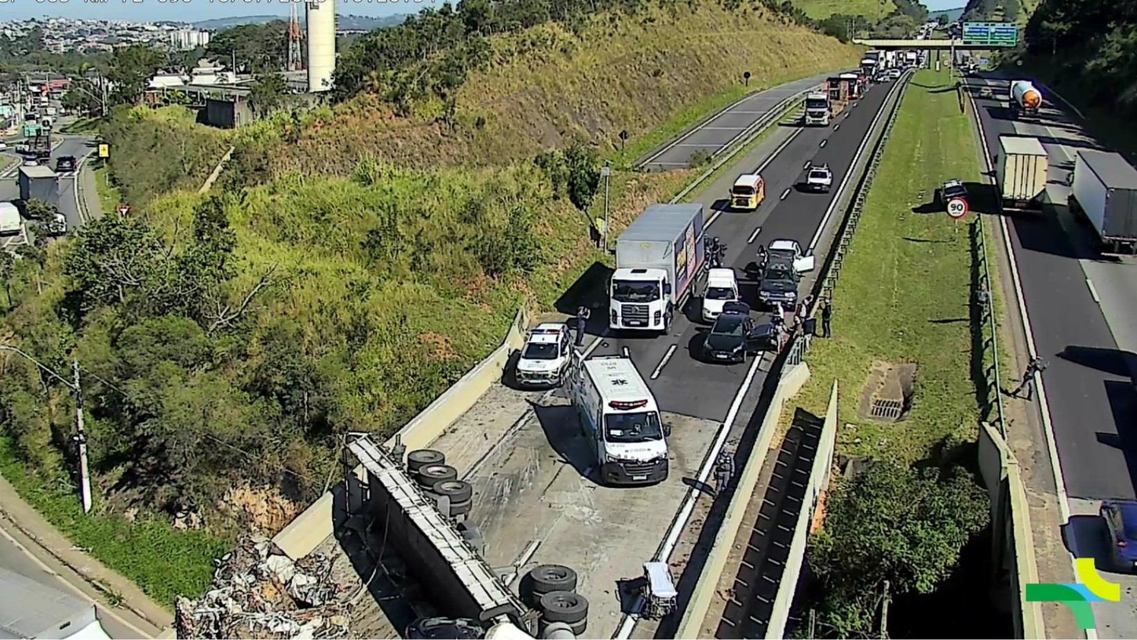 Acidente com carreta e carros interdita totalmente pista da Rodovia Dom Pedro I, em Atibaia