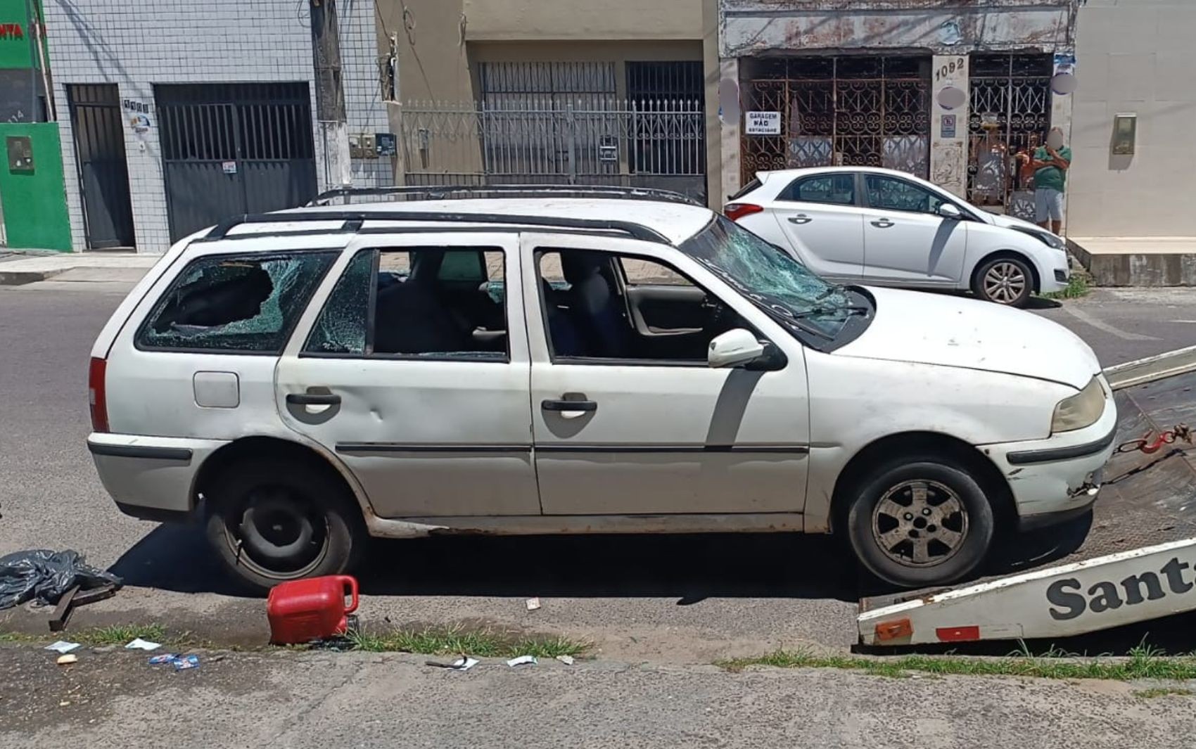Homem quebra próprio carro após ser abordado por agentes de trânsito em Aracaju