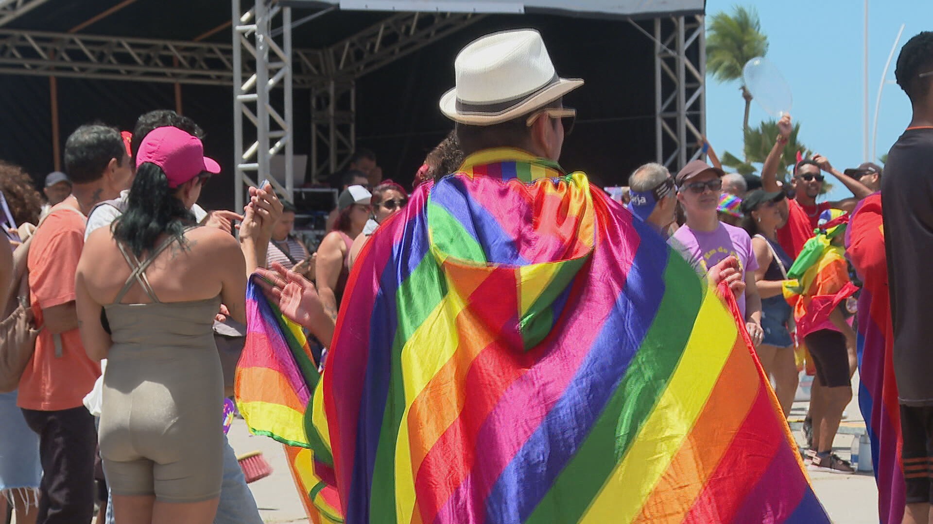 Com tema político e shows de brega, Parada da Diversidade celebra direitos da população LGBTQIA+ no Recife; veja imagens