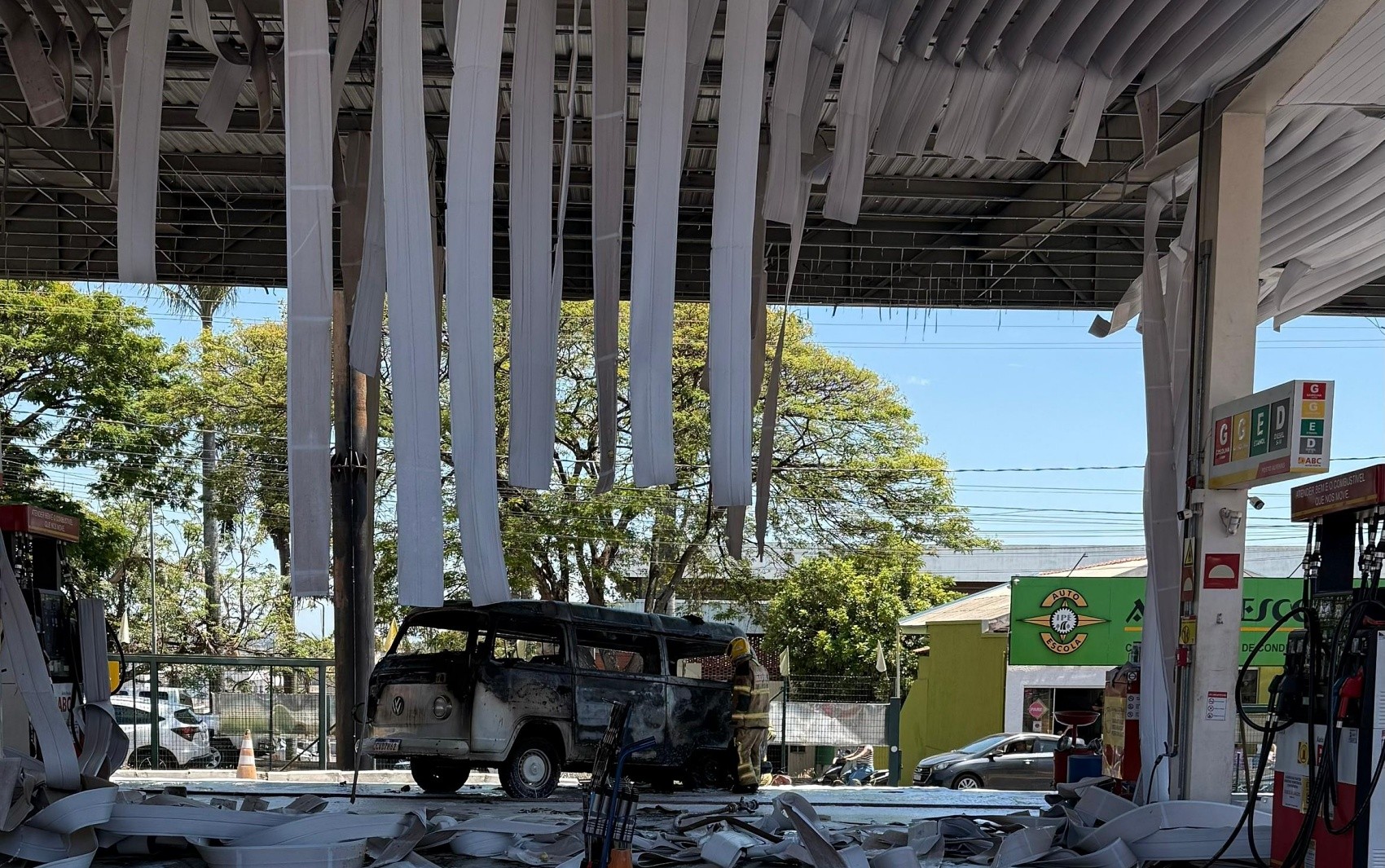 VÍDEO: Kombi pega fogo em posto de combustíveis e destrói teto do local em Alfenas, MG