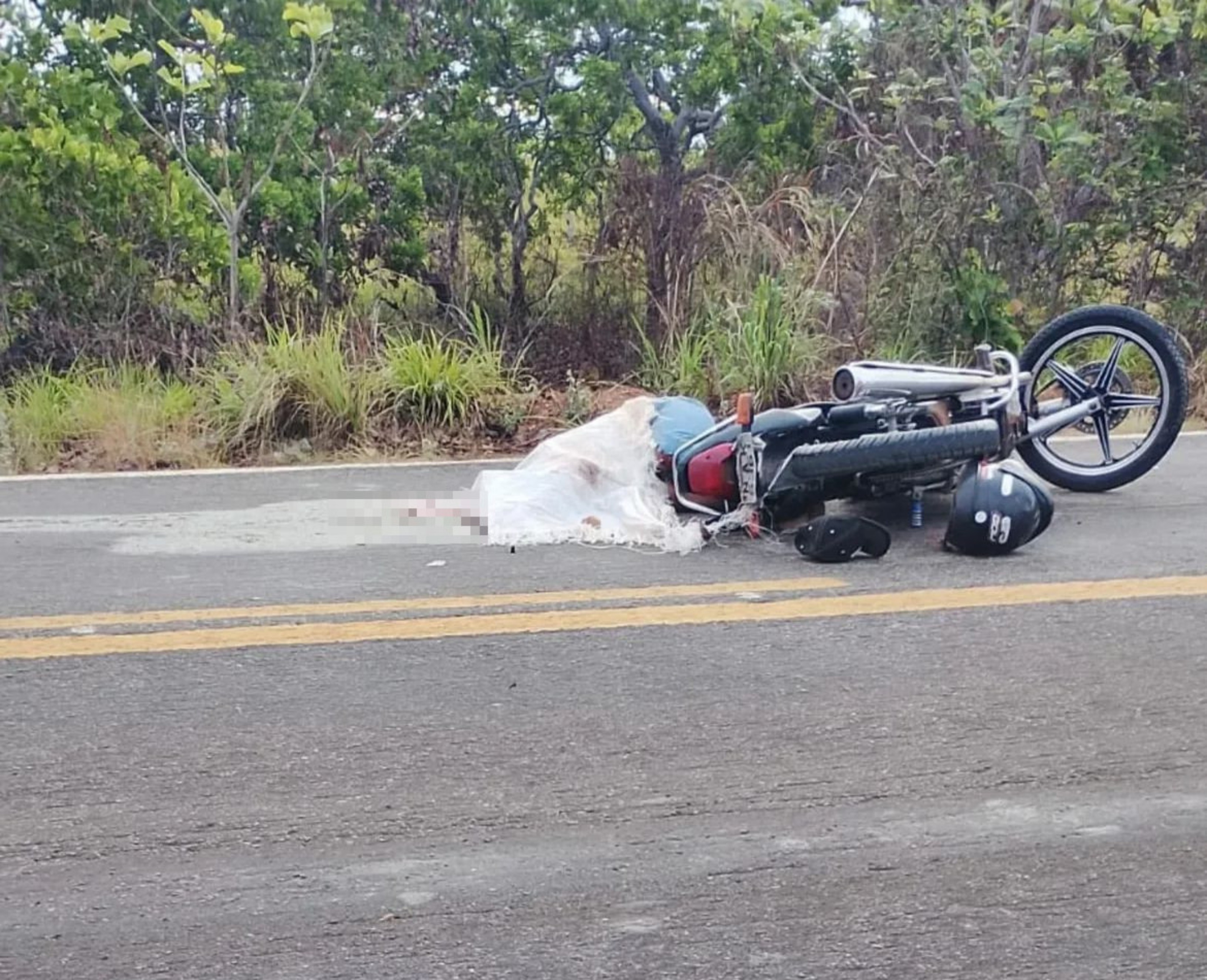 Pedestre morre e motociclista fica gravemente ferido após atropelamento na BR-174