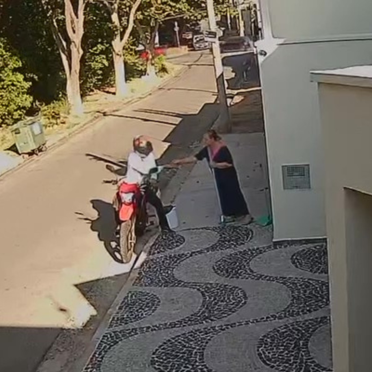 VÍDEO: mulher tem aliança roubada enquanto varria calçada no Taquaral, em Campinas