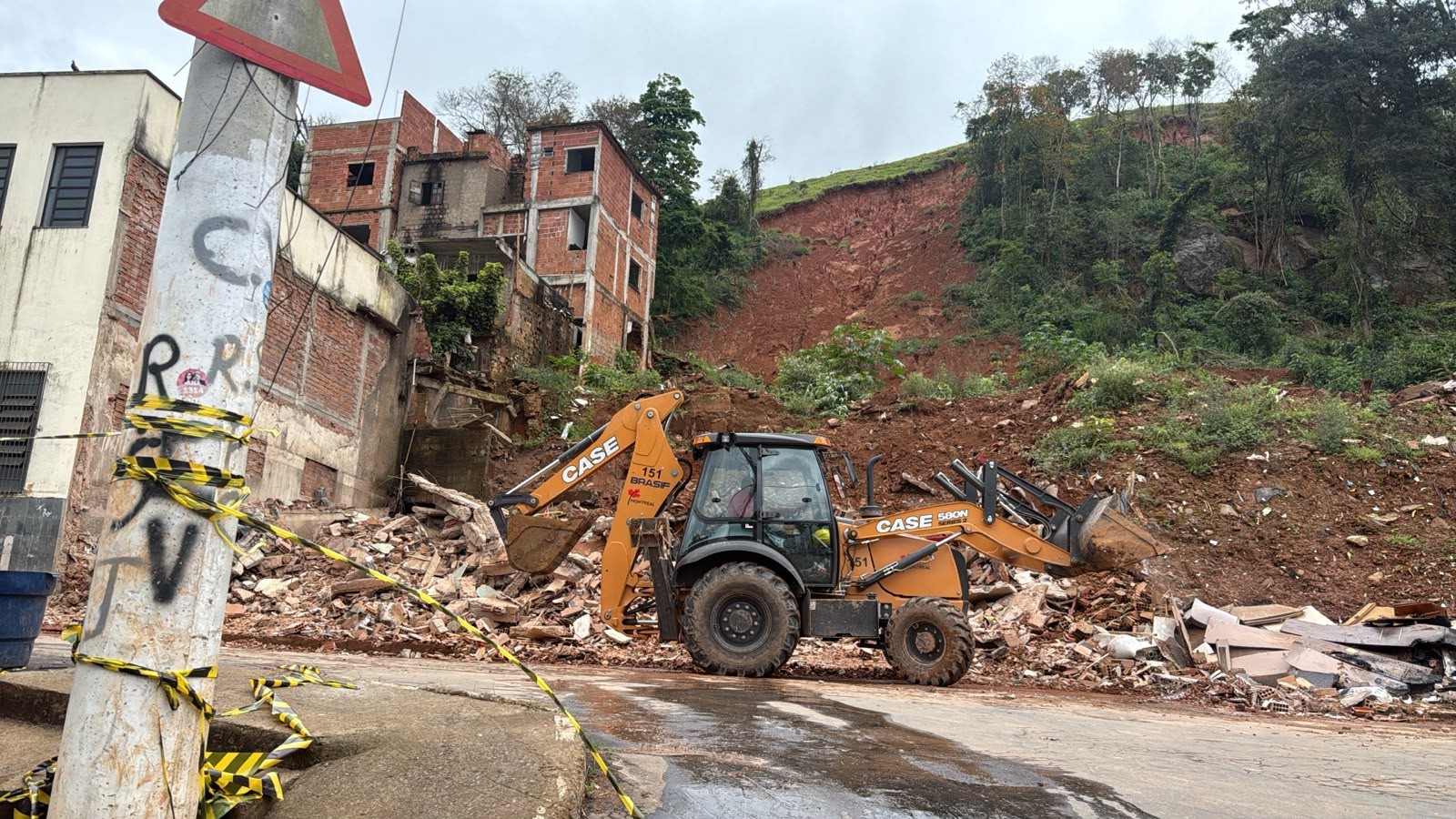 Casas de famílias que resistiam à demolição são derrubadas no Parque Burnier, em Juiz de Fora