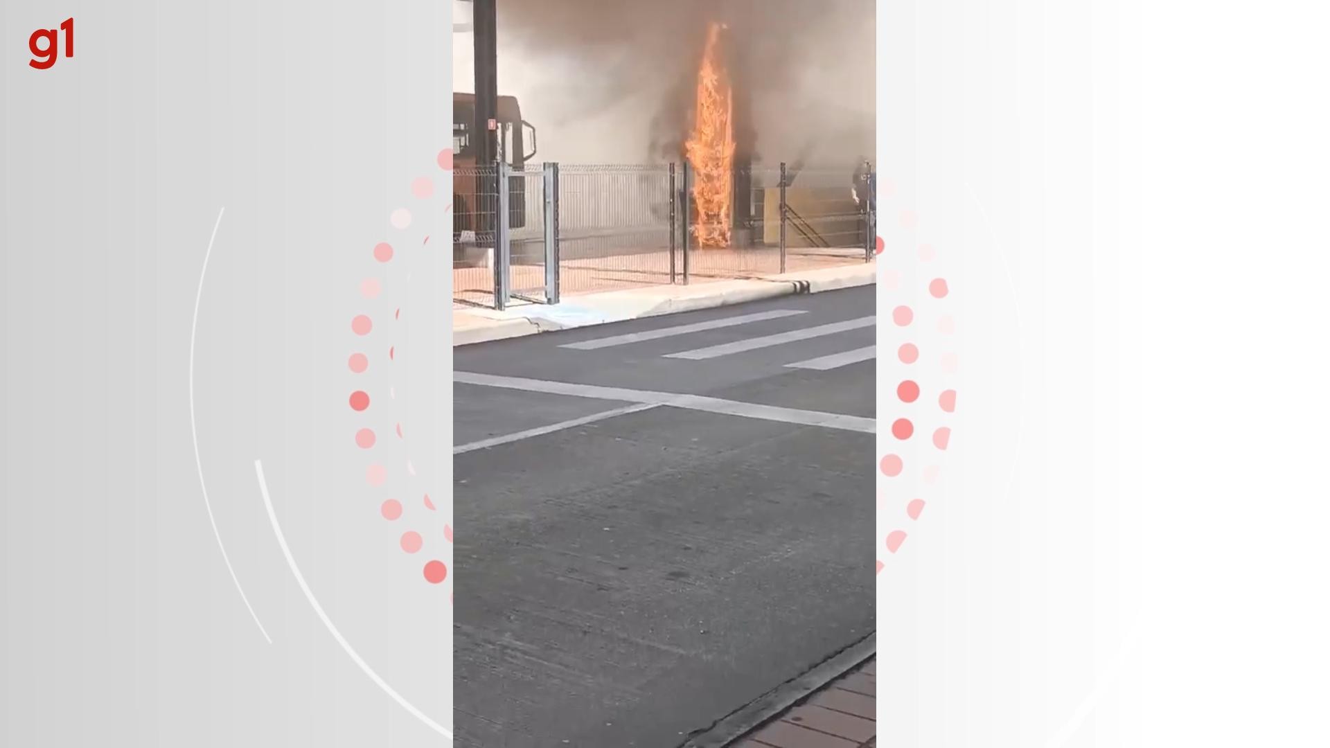 Lanchonete pega fogo e chamas atingem estrutura de terminal de Curitiba, diz Corpo de Bombeiros