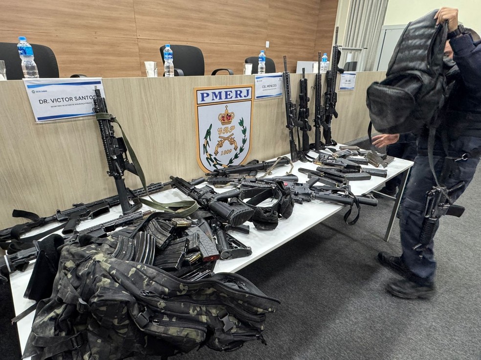 PM estoura ‘paiol’ da milícia e apreende 12 fuzis — Foto: Rafael Nascimento/g1 Rio