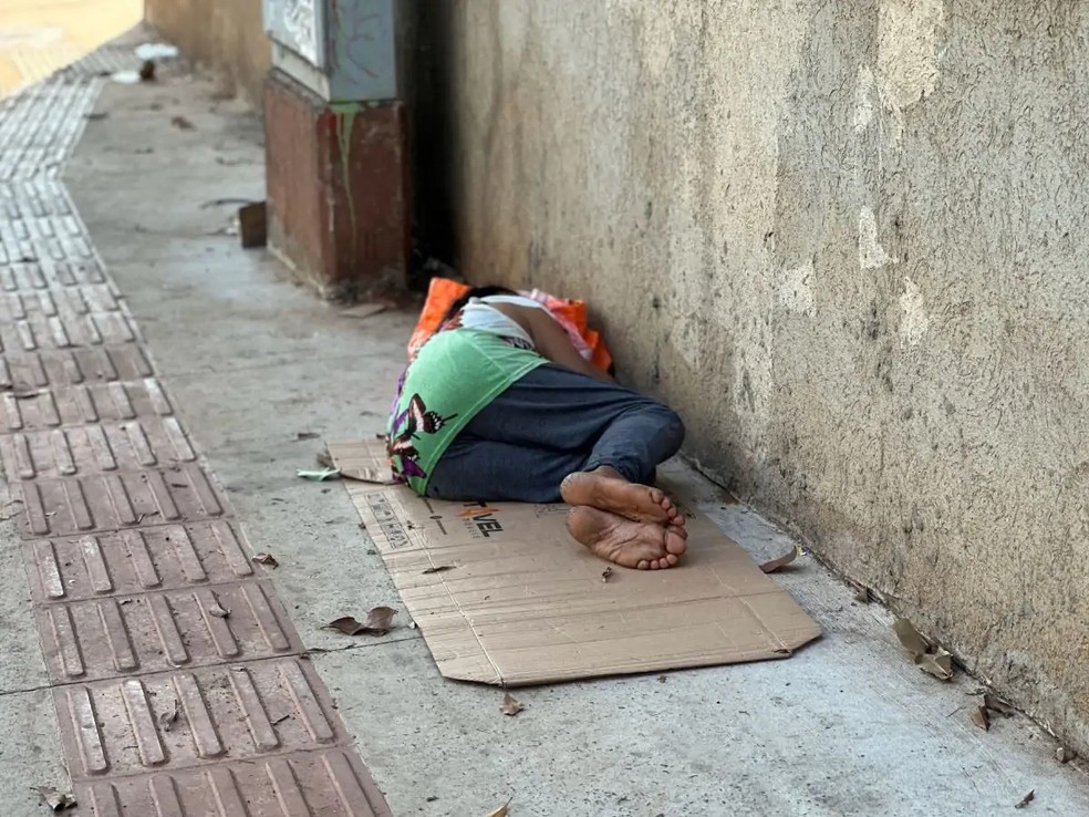 Mulher dormindo em cima de papelão na rua do centro de Campo Grande. — Foto: Renata Fontoura