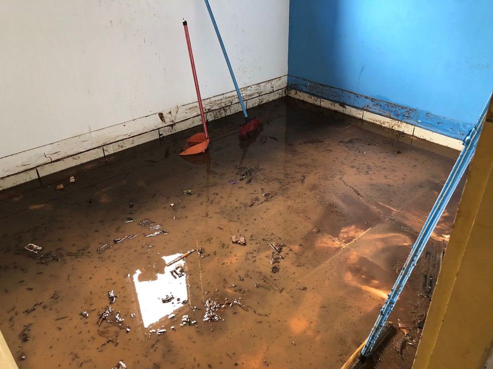 Enxurradas provocadas por forte chuva invadem casas, em Lucélia (SP) — Foto: Renato Campanari/TV Fronteira