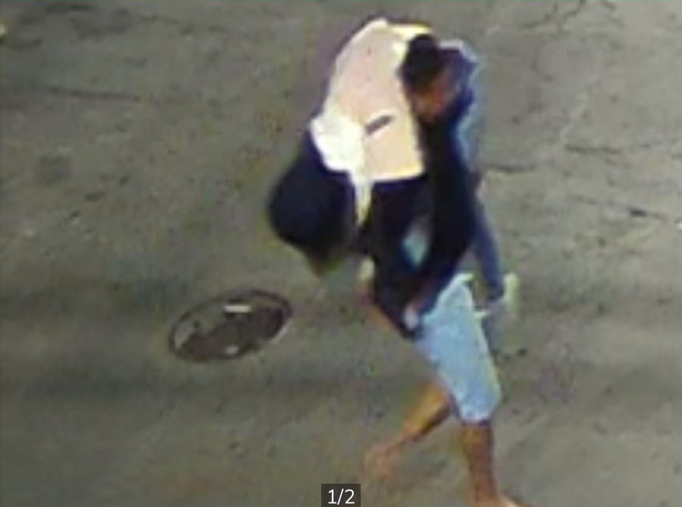 Suspeito levou a moça pelo ombro por alguns metros. — Foto: Reprodução