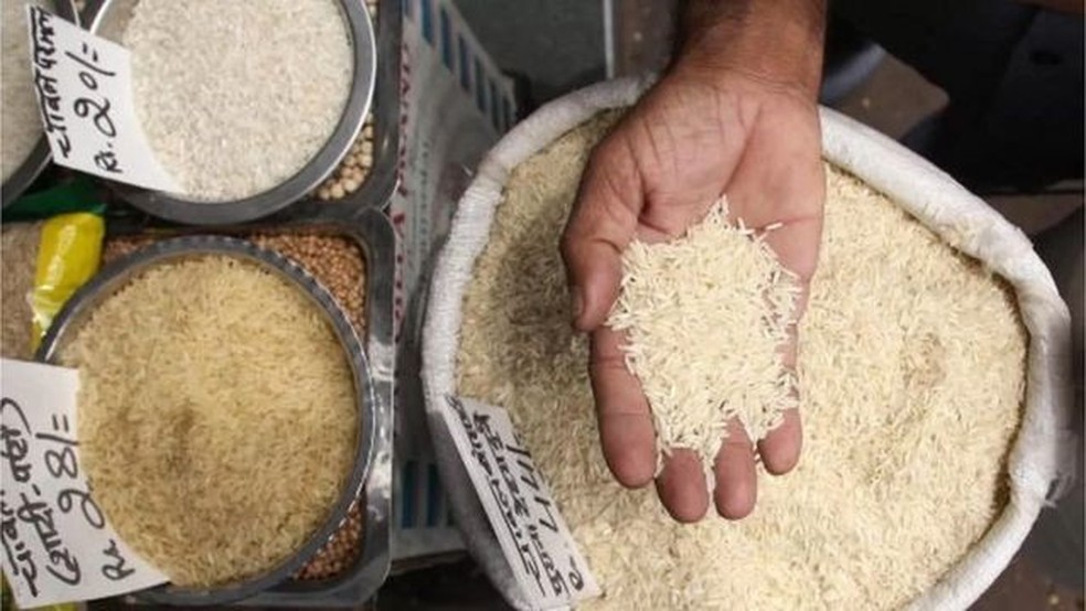 A &Iacute;ndia &eacute; o maior exportador mundial de arroz, respondendo por cerca de 40% do com&eacute;rcio global do cereal &mdash; Foto: AFP via BBC