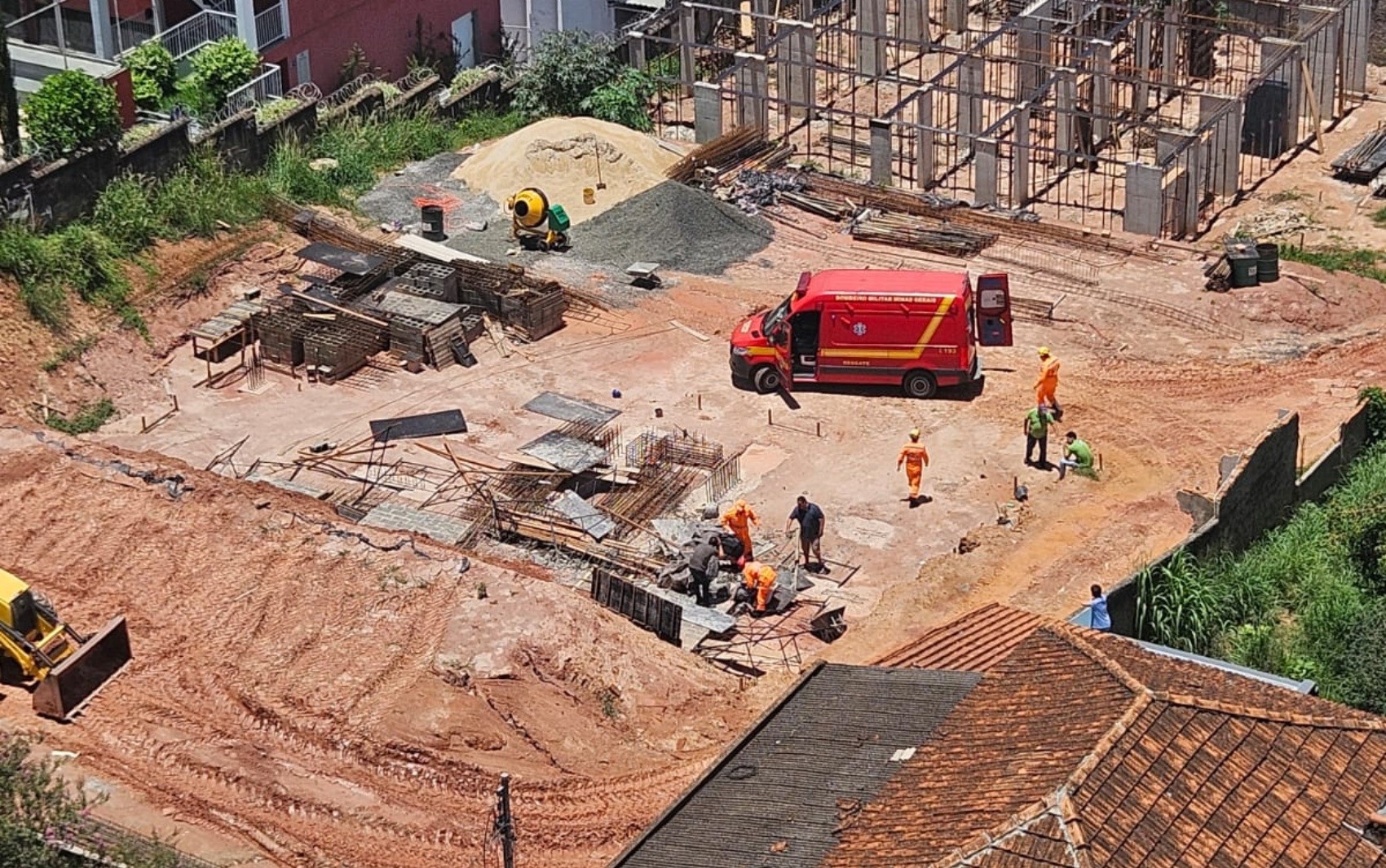 Muro desaba em obra e deixa dois trabalhadores feridos em Passos, MG
