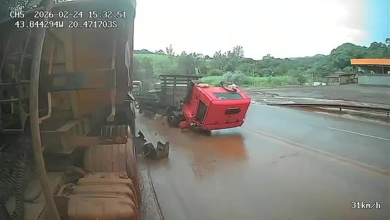 Câmera em carreta registra acidente envolvendo caminhão na BR-040