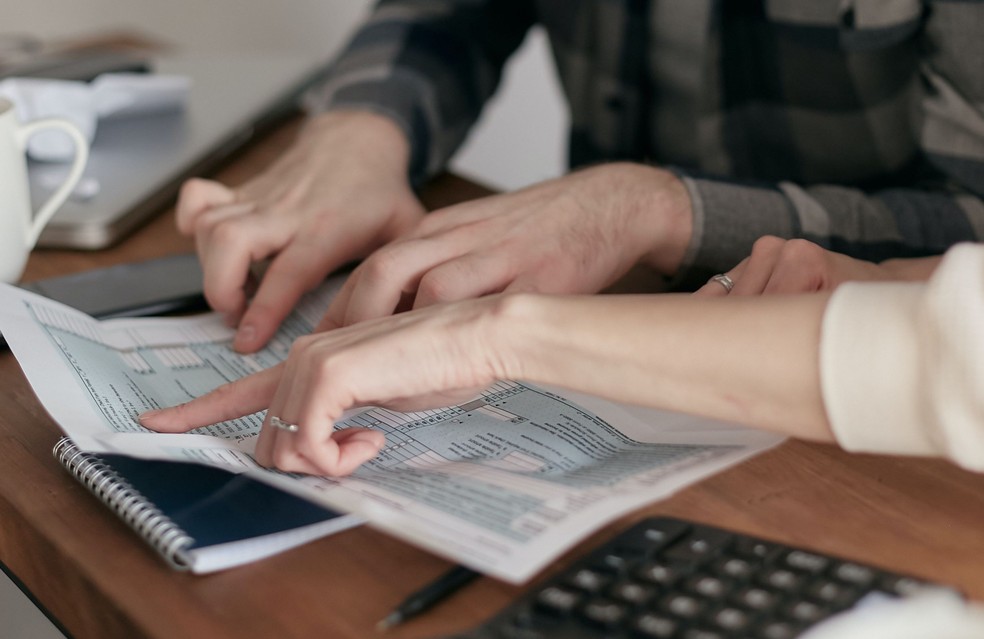 Infidelidade financeira causa problemas entre casais — Foto: Mikhail Nilov/Pexels