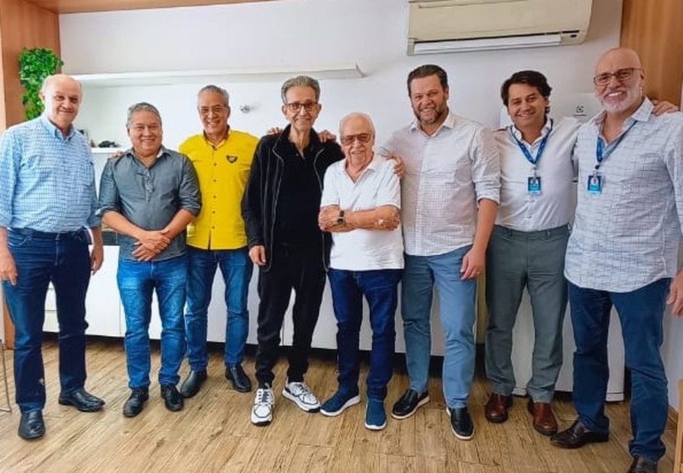 Dorival Dutra e colegas de trabalho em São José do Rio Preto (SP) — Foto: Divulgação