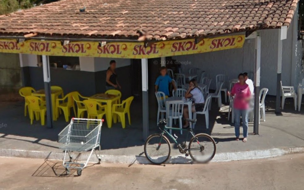 Marília Mendonça e João Gustavo em bar da mãe, em 2011, em Goiás — Foto: Reprodução/Google Street View