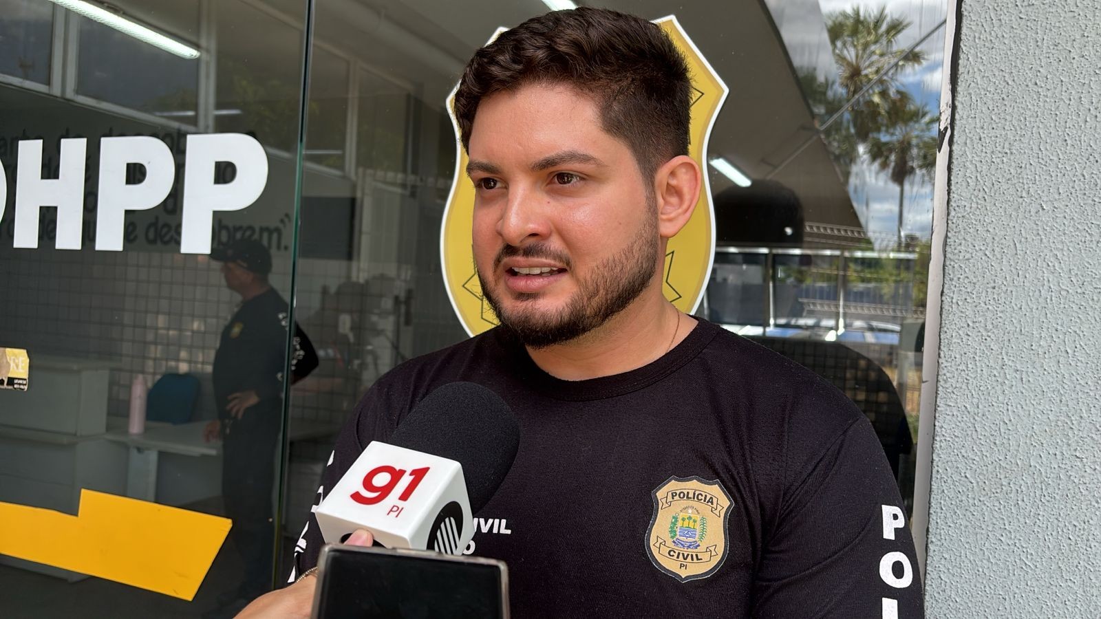 Irmão morto agrediu mãe verbalmente antes de ser assassinado pela irmã, afirma polícia; autora é indiciada