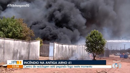 Corpo de Bombeiros combate incêndio no centro de reciclagem