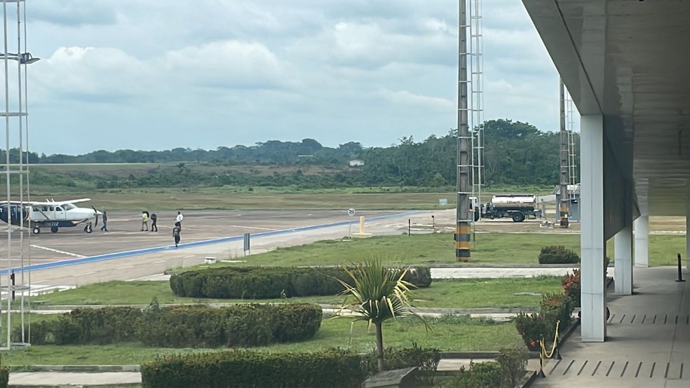 Equipes fazem troca de pneu de aeronave que vai fazer translado de vítimas de acidente aéreo no AC — Foto: Ana Paula Xavier/Rede Amazônica