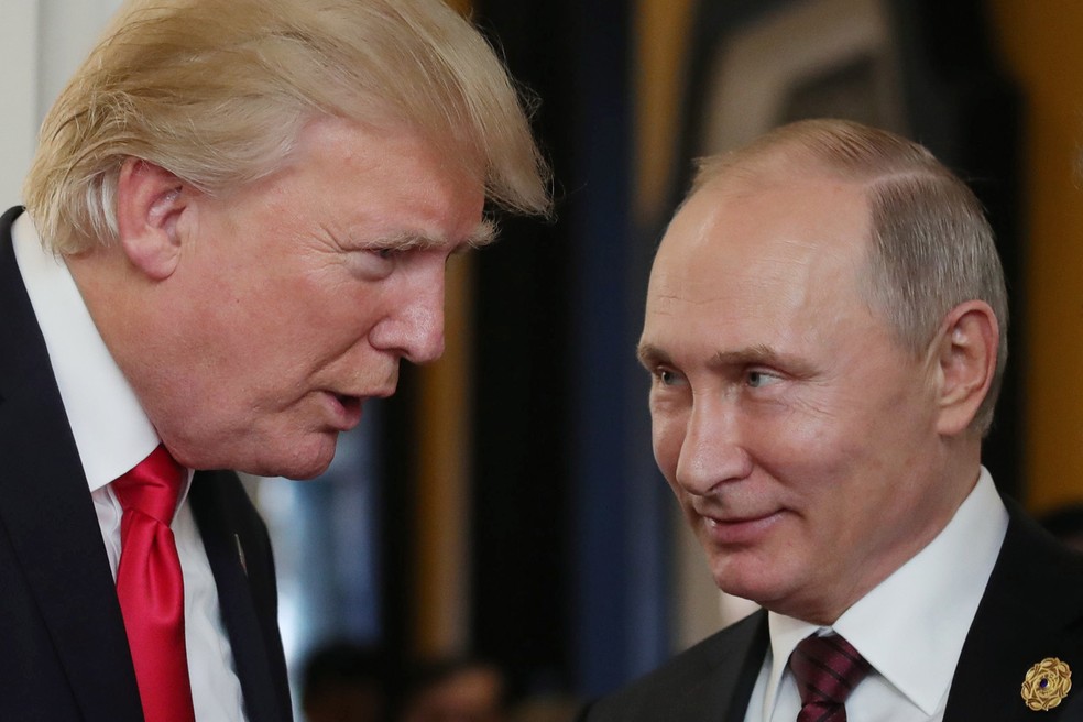 Trump e Putin em encontro de líderes da Apec no Vietnã — Foto: Mikhail KLIMENTYEV / SPUTNIK / AFP