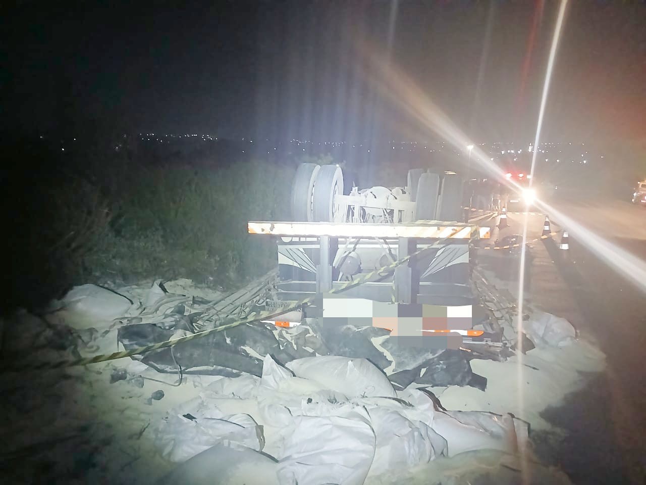 VÍDEO: caminhão tomba e motorista morre preso às ferragens na BR-423, em Jupi