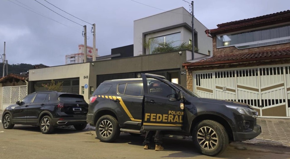 Policiais federais cumprem mandados de busca e prisão no âmbito da Operação Exchange. — Foto: Divulgação