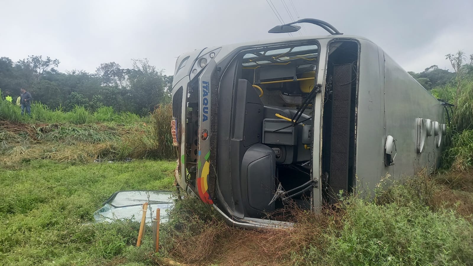 Ônibus tomba e cai em ribanceira em Itaquaquecetuba