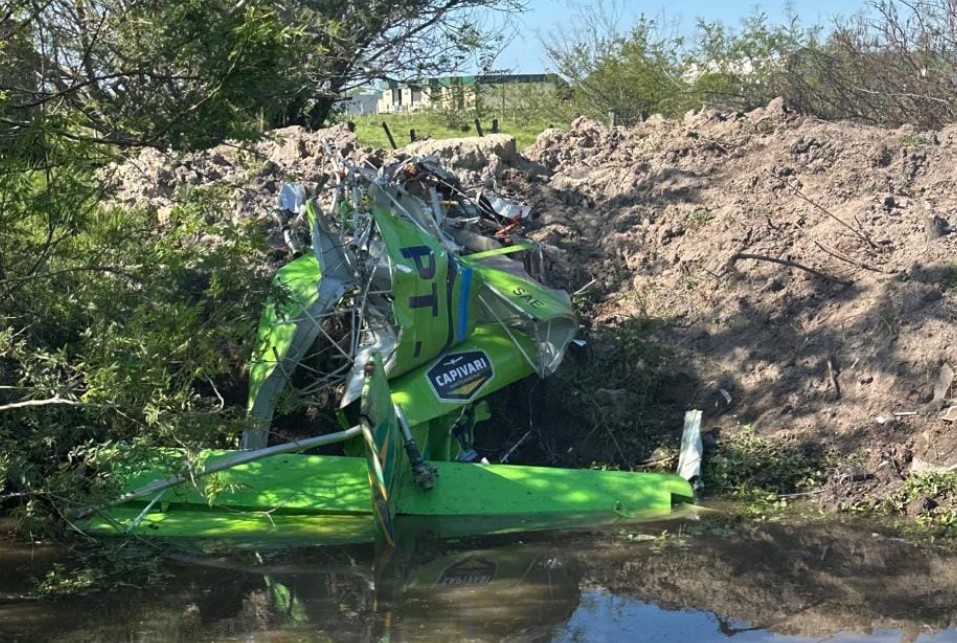 Piloto morre após avião agrícola bater em torre de energia e cair em Capivari do Sul, diz Brigada Militar