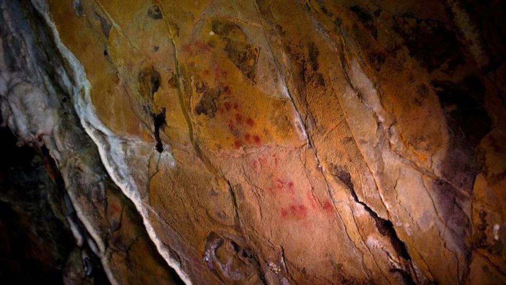 O pigmento vermelho soprado e espalhado sobre a rocha na caverna de Ardales, em Málaga, na Espanha, pode ter sido criado por neandertais — Foto: GETTY IMAGES