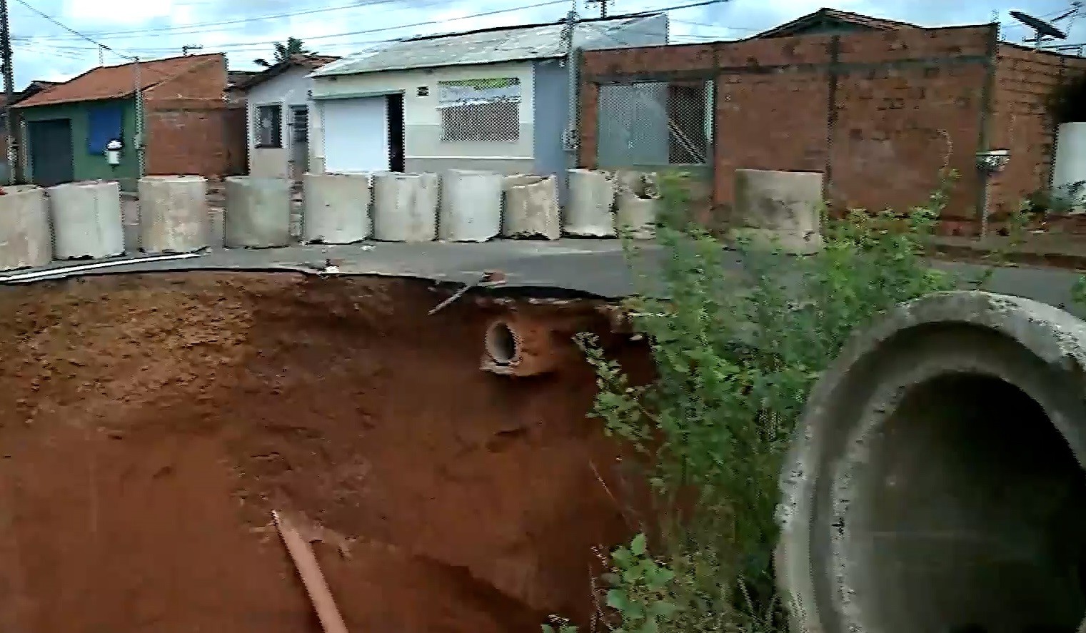 Crateras ameaçam casas e engolem ruas no Residencial Ribeira em São Luís