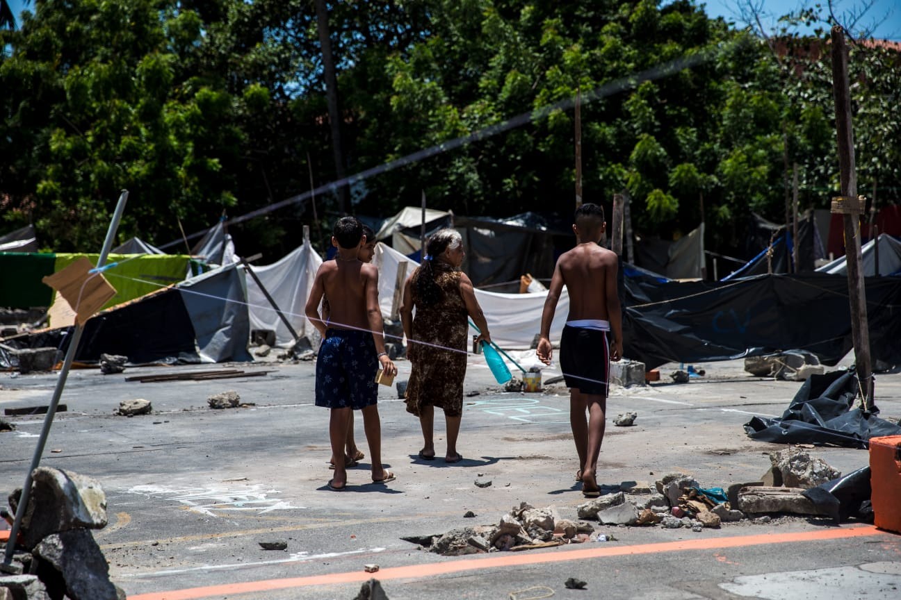 Empresa diz que desocupação de terreno em Fortaleza foi acompanhada por policiais; Polícia Militar nega