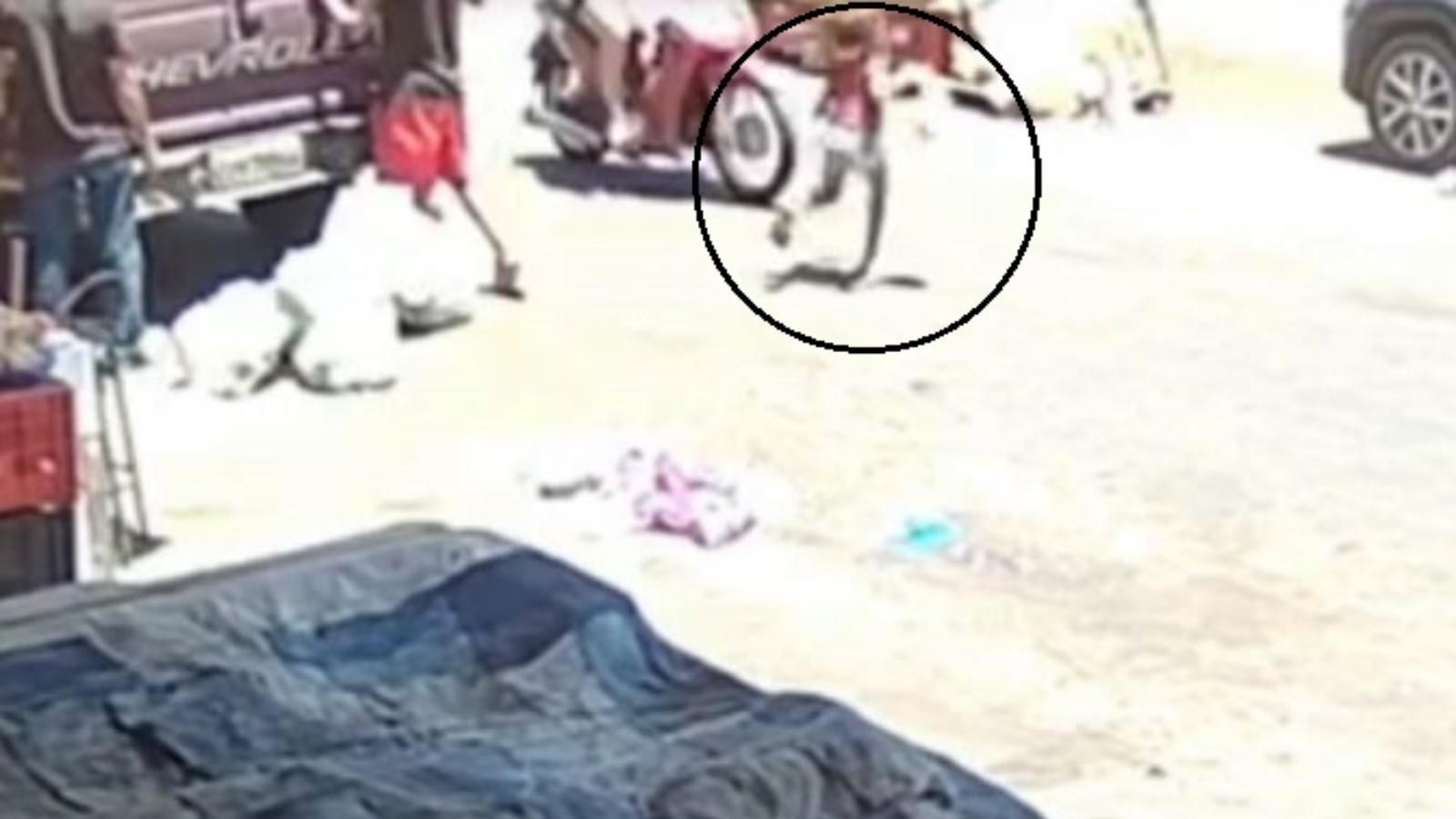 Moto na contramão atropela criança que tentava atravessar rua; vídeo