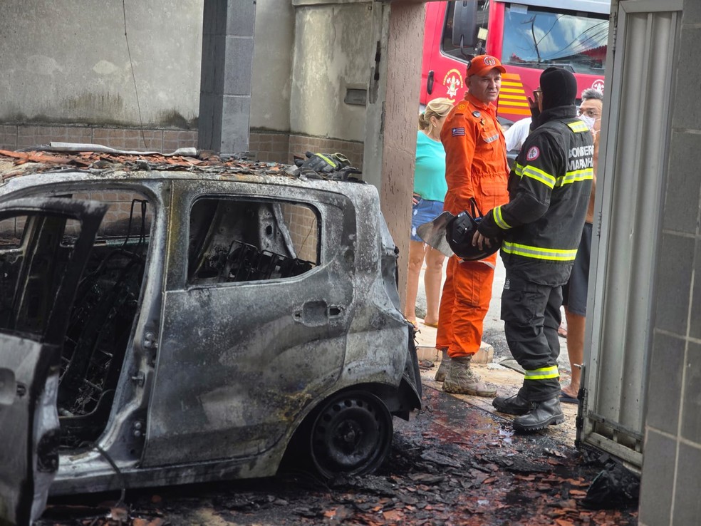 Veículo ficou completamente destruído após o incêndio — Foto: Reprodução/Corpo de Bombeiros
