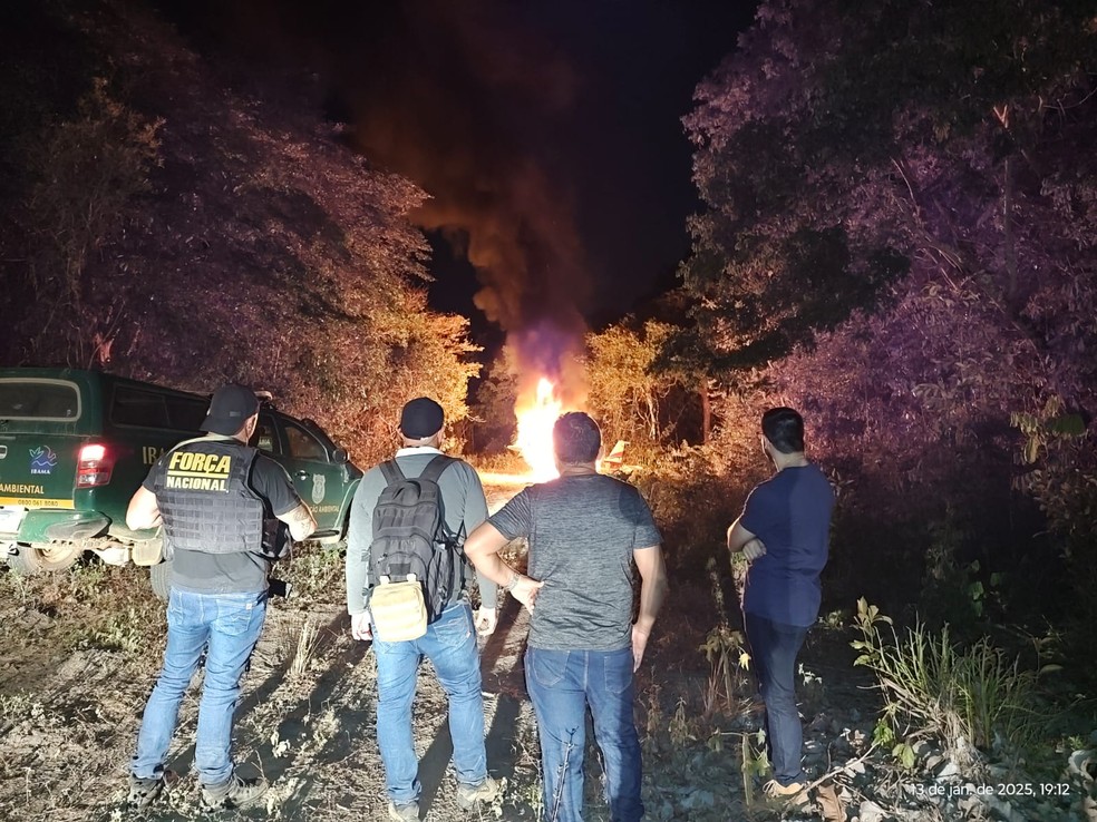 Avi&atilde;o usado para tr&aacute;fico de drogas e garimpo ilegal &eacute; destru&iacute;do em Boa Vista (RR). &mdash; Foto: Pol&iacute;cia Civil de Roraima/Divulga&ccedil;&atilde;o
