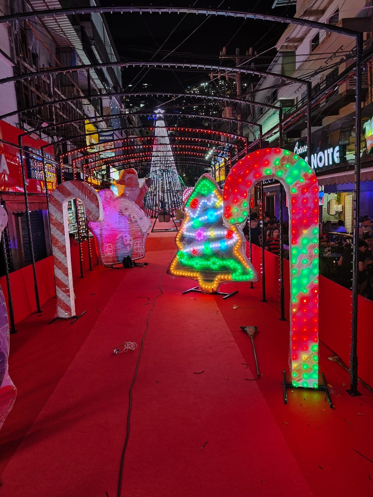 Rocinha, maior favela do Brasil, recebe cidade natalina tecnológica pela 1ª vez