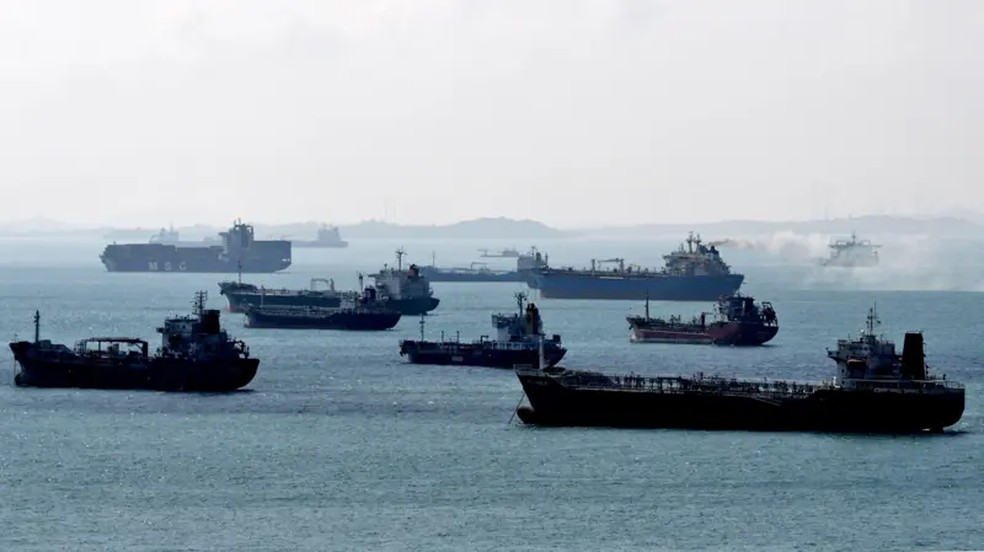 Analistas calculam que, atualmente, a frota fantasma transporte 80% das exportações de petróleo da Rússia por via marítima, desafiando as sanções do Ocidente — Foto: AFP via BBC