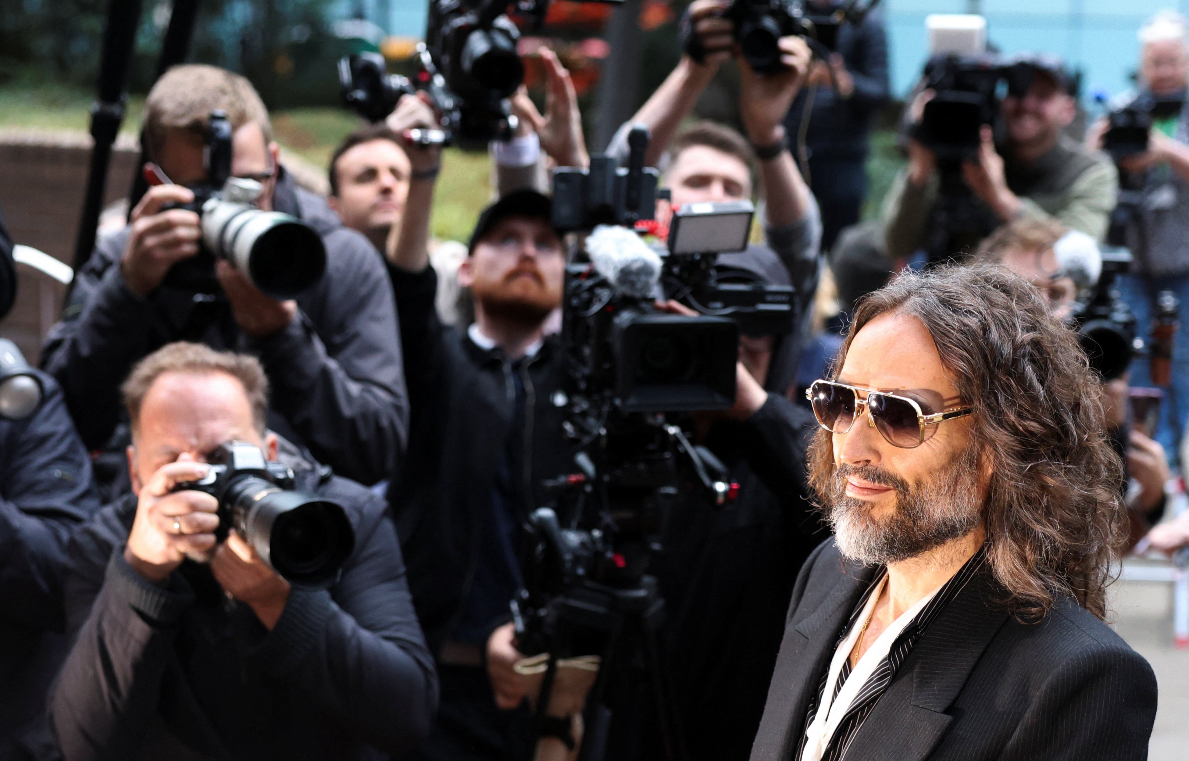 Russell Brand era um predador sexual implacável, dizem  promotores britânicos