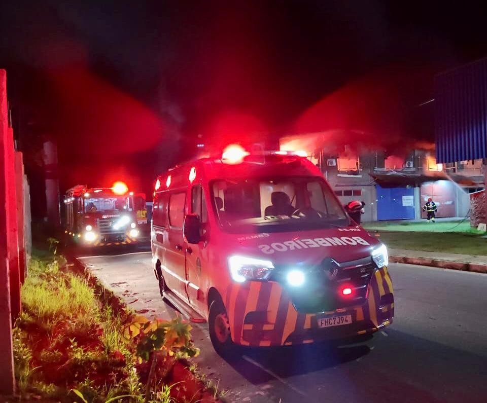 Venezuelano cai em bueiro, liga para Bombeiros e é resgatado em Manaus; VÍDEO