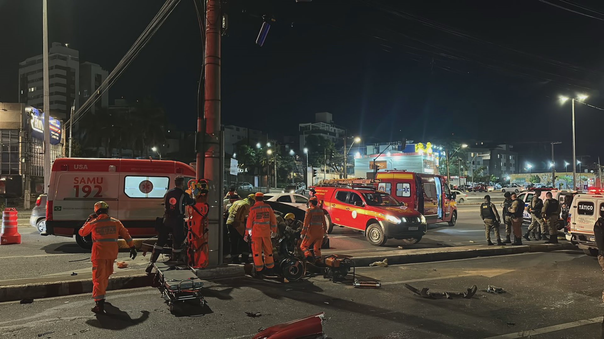 Suspeitos de tráfico tentam fugir de bloqueio policial, sofrem acidente em avenida de BH e ficam feridos