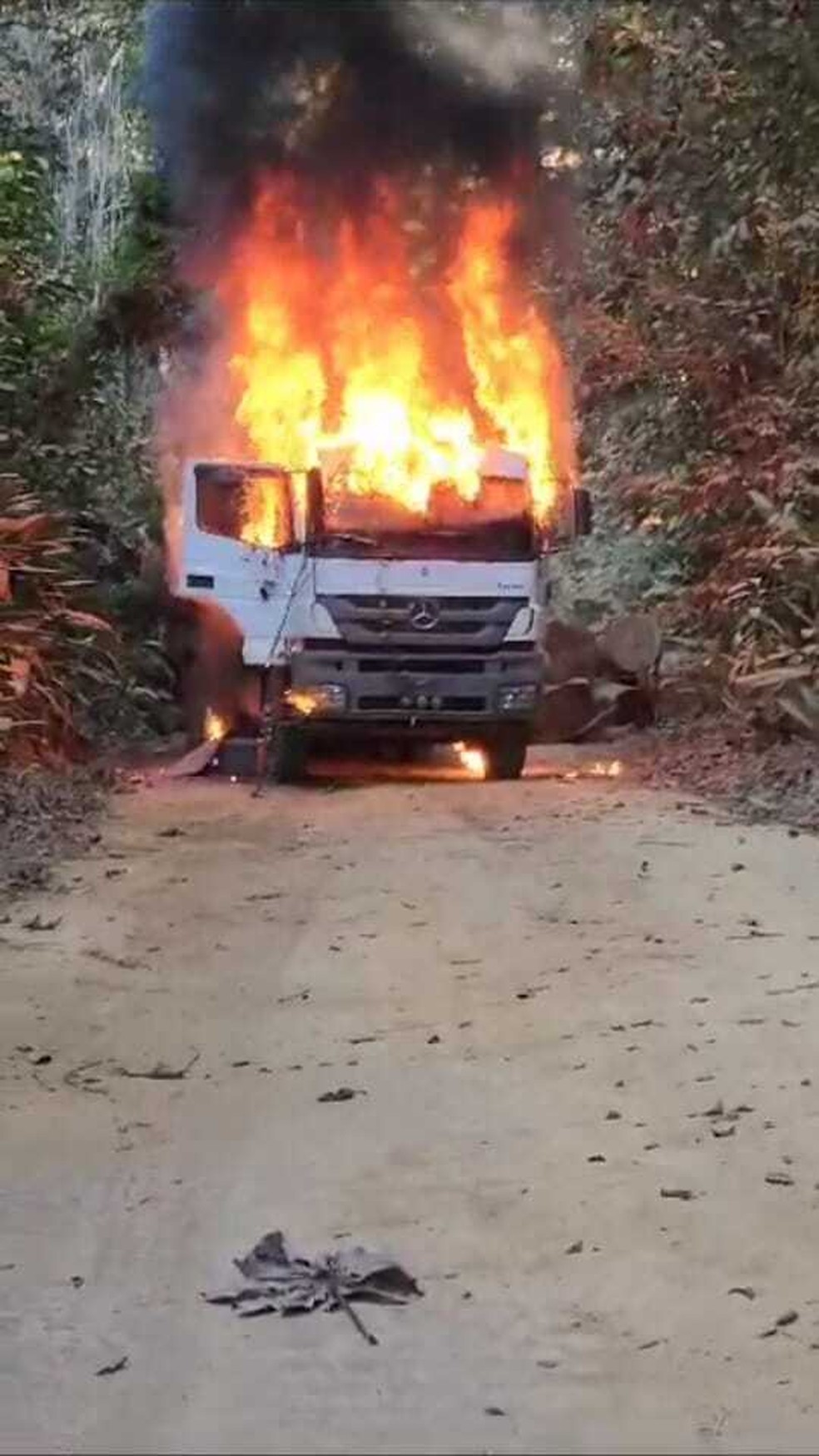 Caminhão é incendiado durante operação Hydra em Rondônia — Foto: Polícia Federal/Divulgação